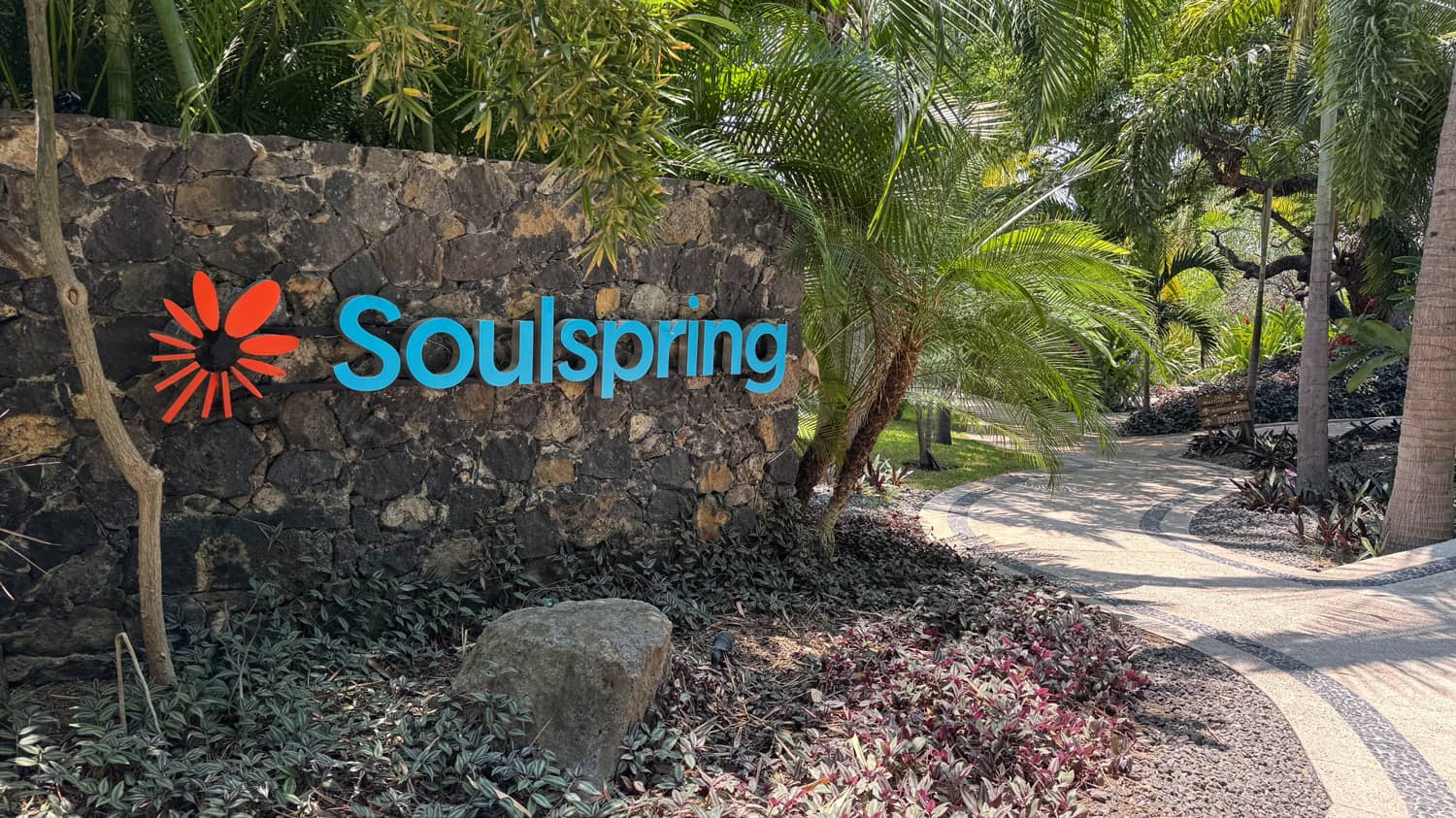 Entrada de Soulspring entre jardines