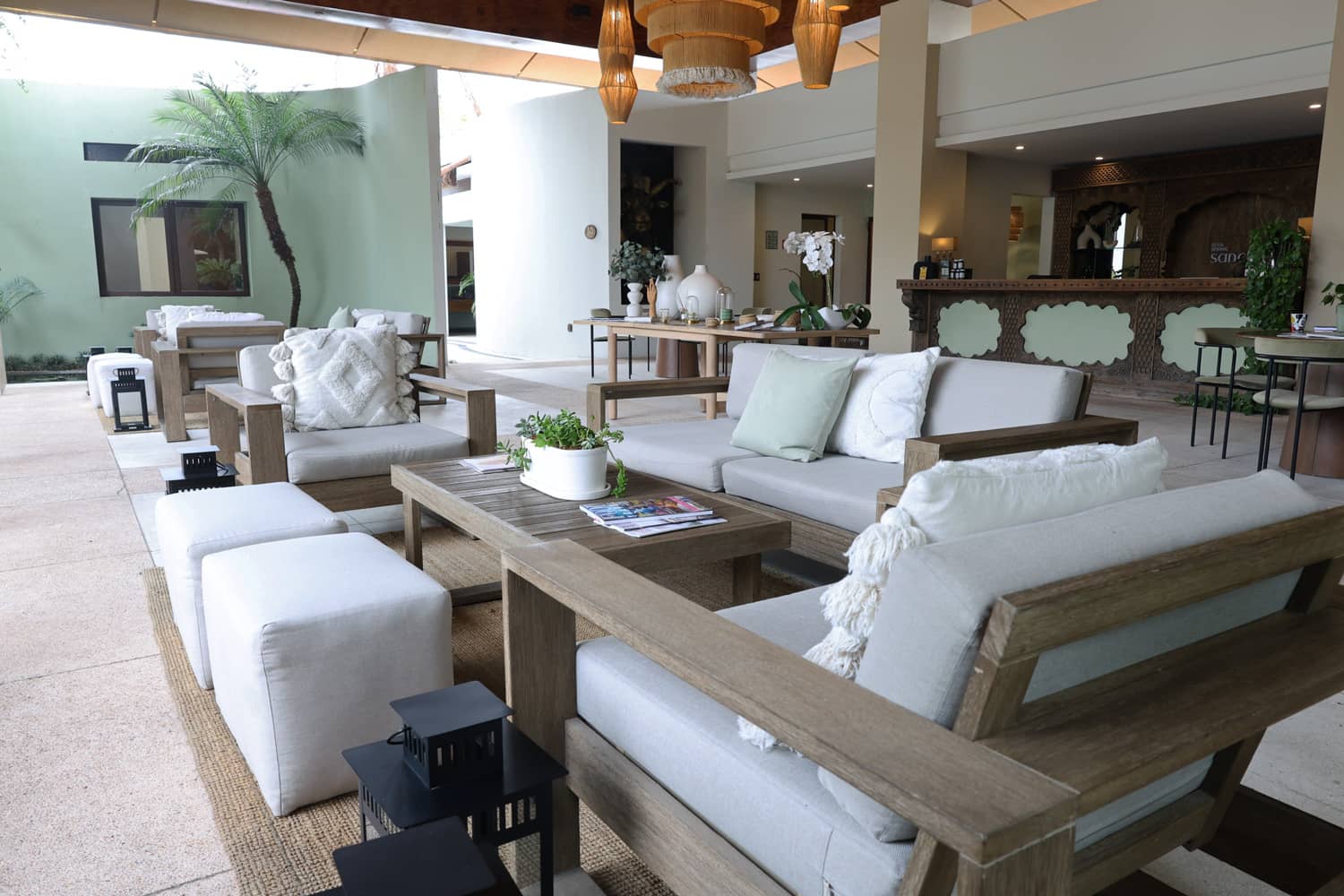 Sala de descanso y recepción de Soulspring, abierta hacia el jardín
