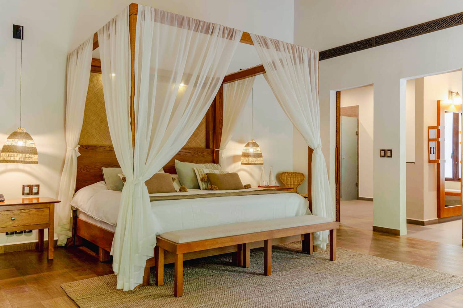 Habitación de Soulspring con cama de dosel y mobiliario de madera